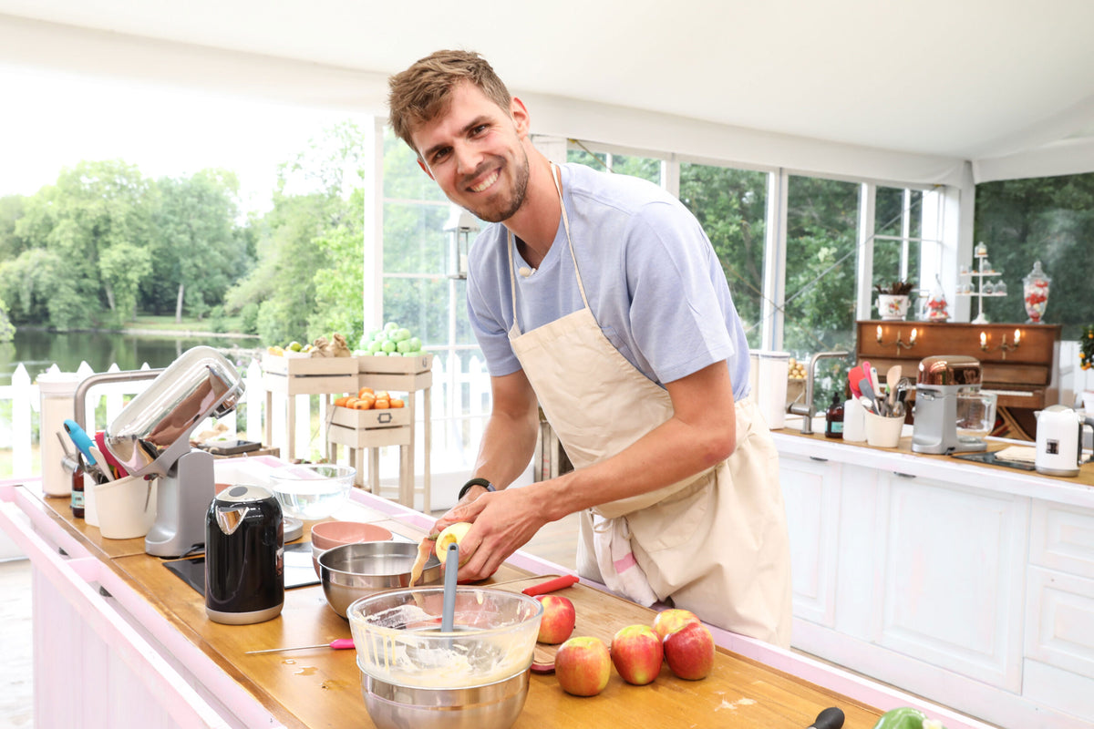 Edouard Henry à son plan de travail sous la tente du Meilleur Pâtissier, 2020