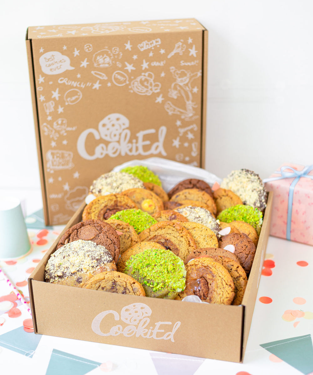 Box Que la fête commence de CookiEd : trente cookies dans leur boîte en carton