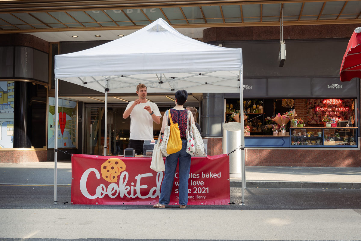 Le stand CookiEd au marché de Lausanne, rue Centrale