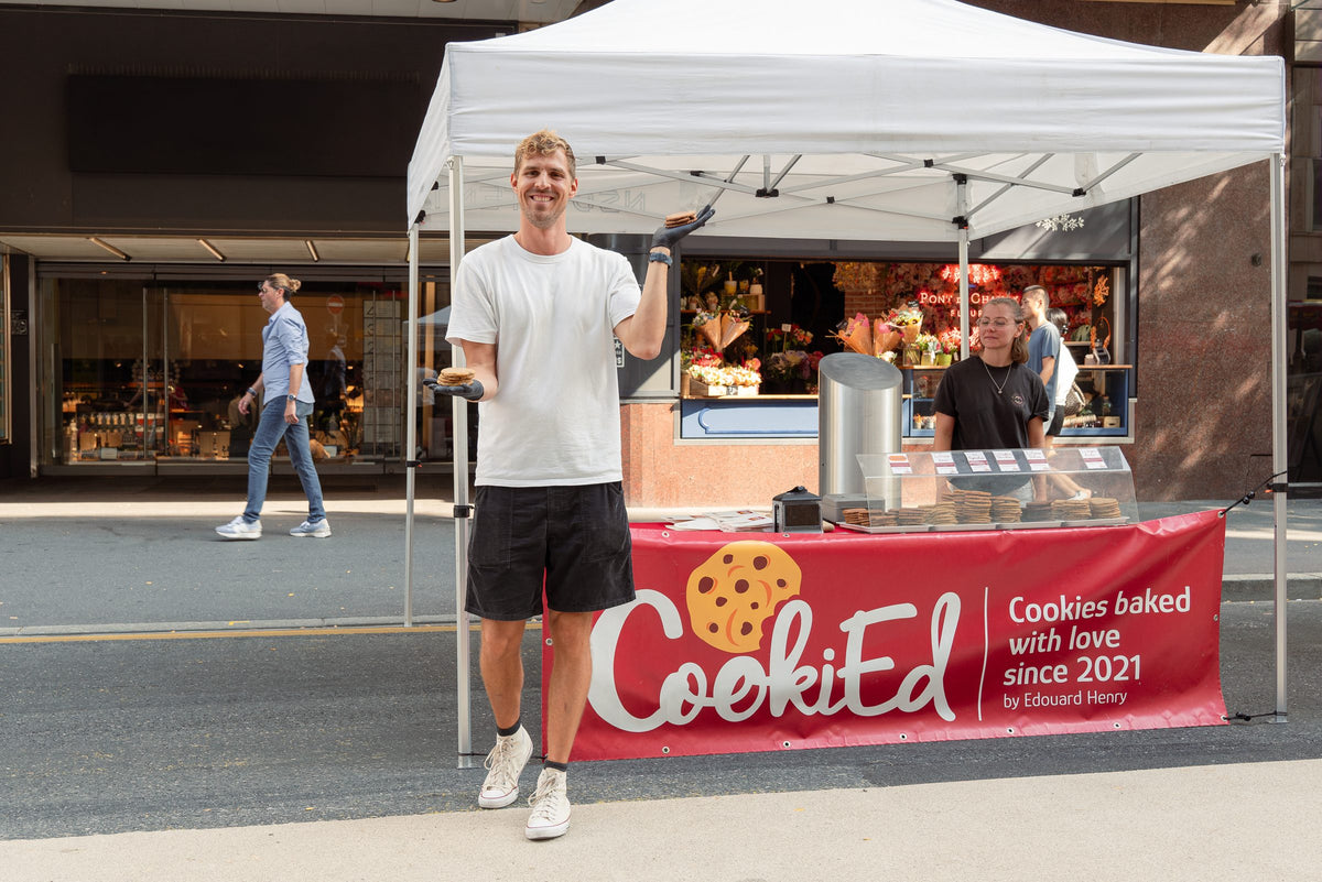 Edouard devant le stand CookiEd au marché de Lausanne