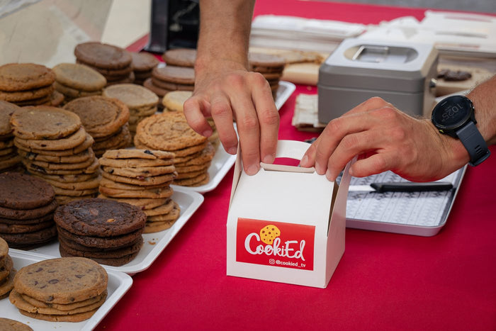 Une boîte de cookies CookiEd remise à un client